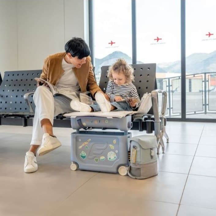 Braucams ceļojumu koferis – Stokke JetKids BedBox Arctic Blue